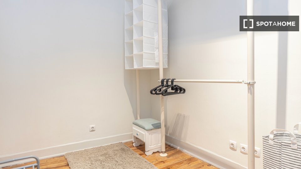 Double room Lisbon, 3 beds — photo 18