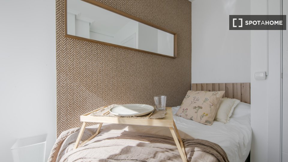 Double room Madrid, 5 beds, 80m² — photo 17