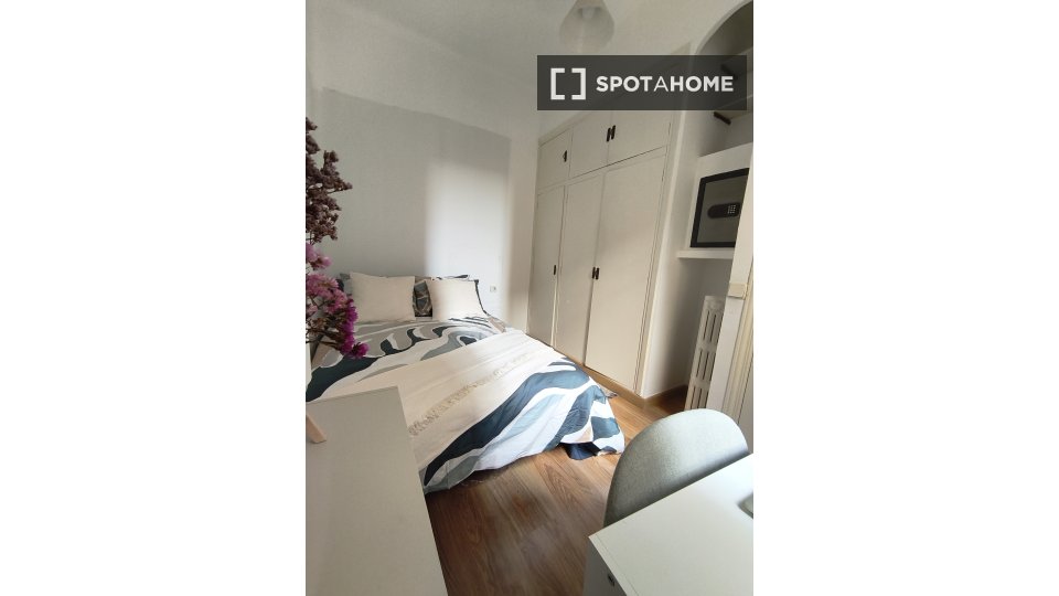 Double room Madrid, 7 beds, 132m² — photo 1