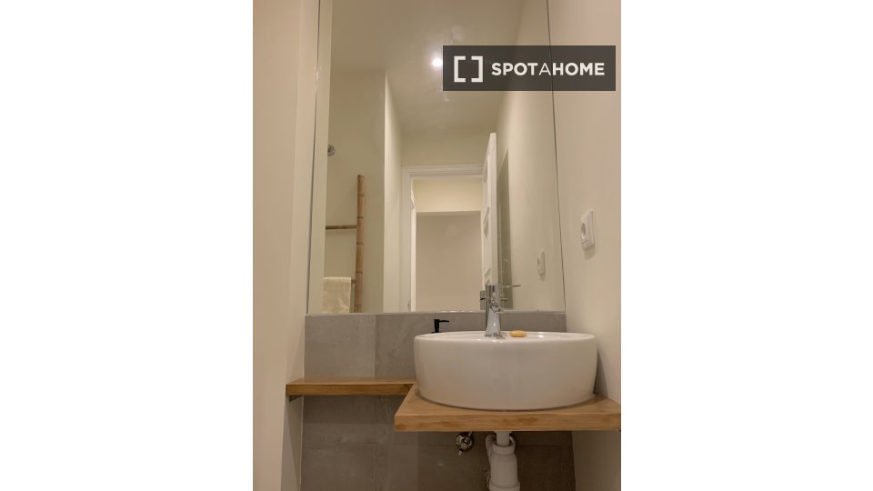 Double room Lisbon, 4 beds, 80m² — photo 9
