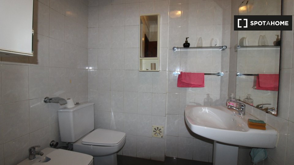 Double room Lisbon, 3 beds, 120m² — photo 11