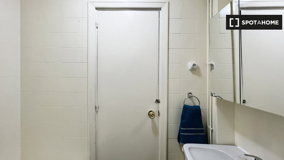 Double room Madrid, 5 beds, 95m² — photo 17