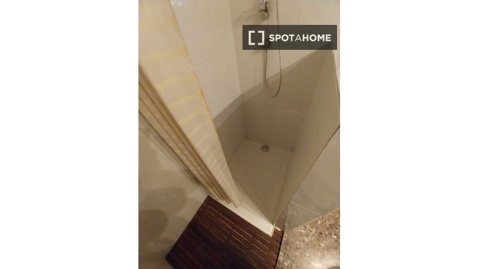 Apartment Barcelona, 4 beds, 85m² — photo 10