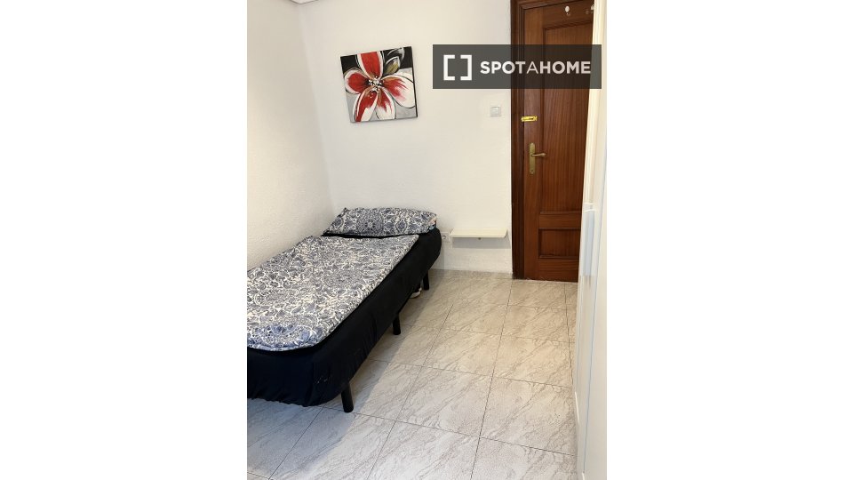 Double room Valencia, 3 beds, 85m² — photo 18
