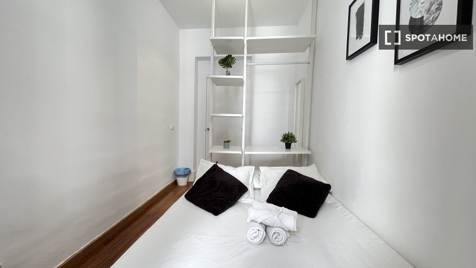 Double room Madrid, 3 beds — photo 17