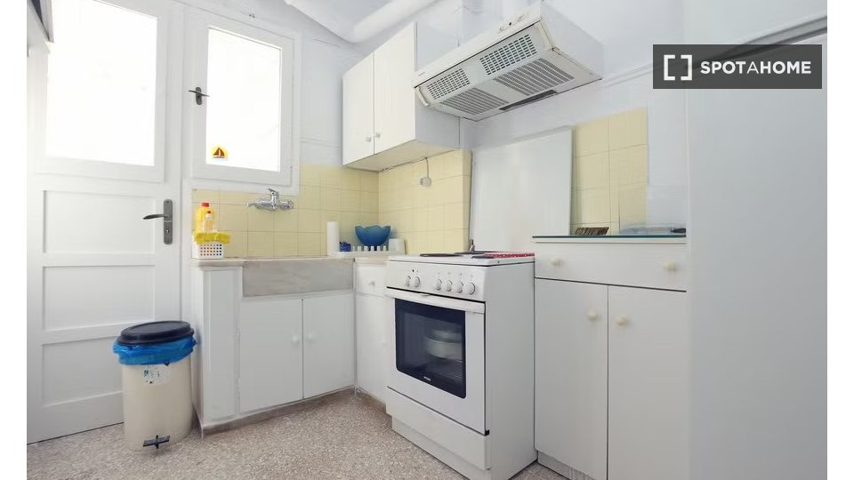 Double room Athens, 3 beds — photo 18
