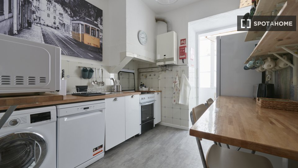 Apartment Lisbon, 3 beds — photo 14