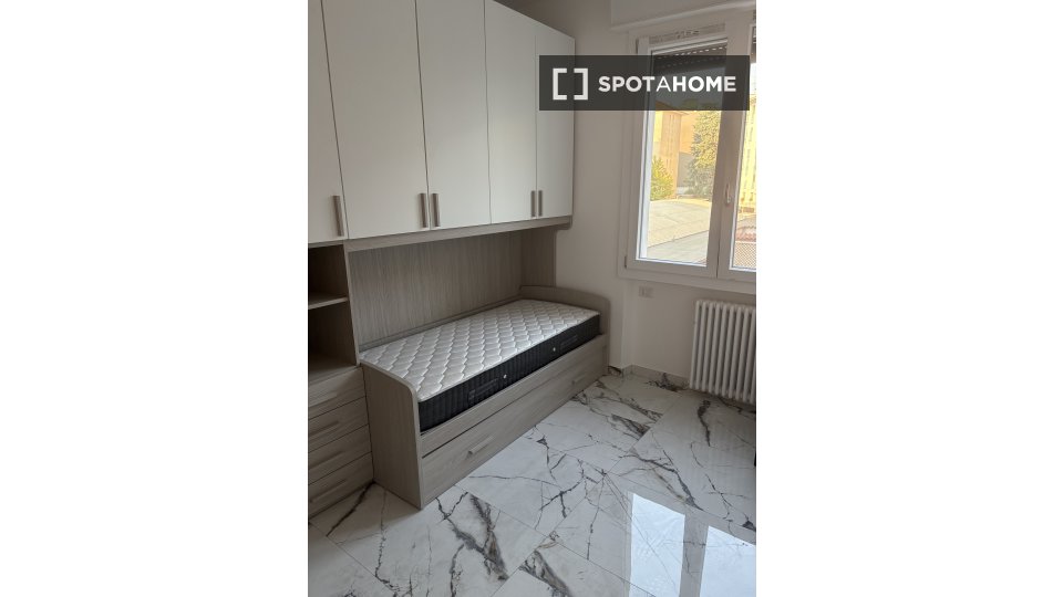 Stanza in appartamento condiviso in affitto a Giambellino, Milano - in Milan