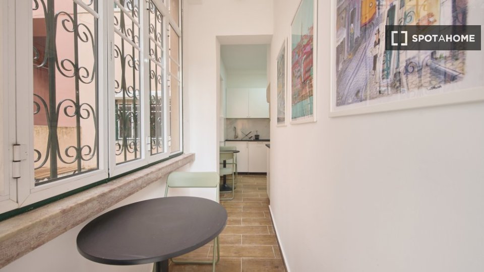 Double room Lisbon, 3 beds — photo 9