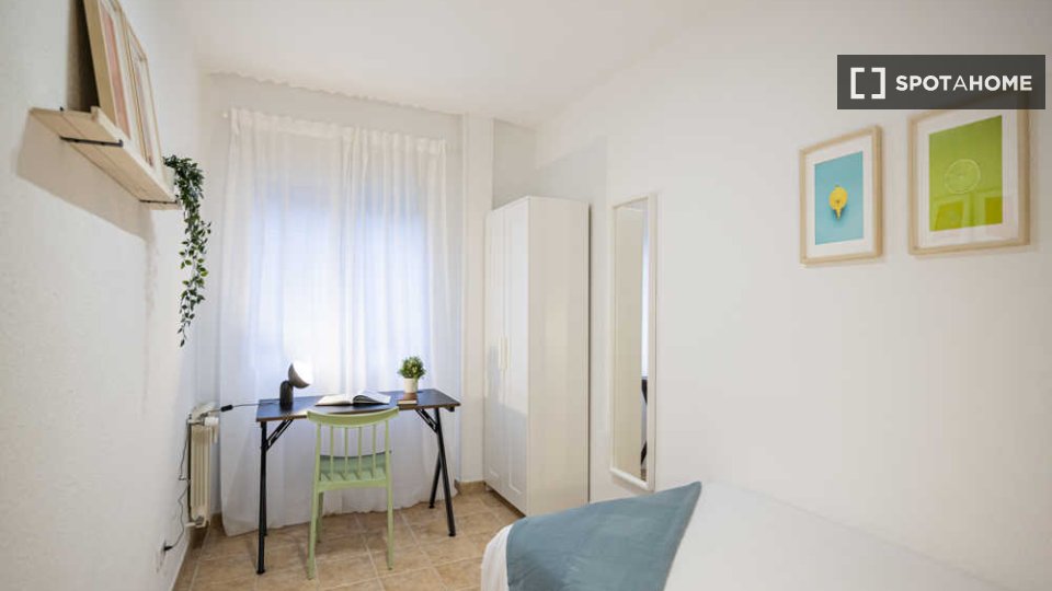 Se alquila habitación en piso compartido en Valdeacederas, Madrid