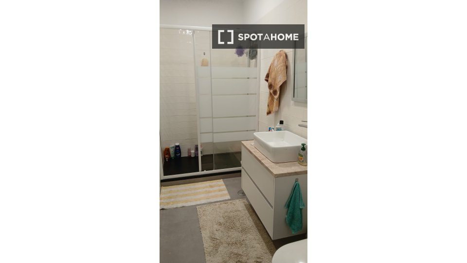 Double room Lisbon, 3 beds, 70m² — photo 2