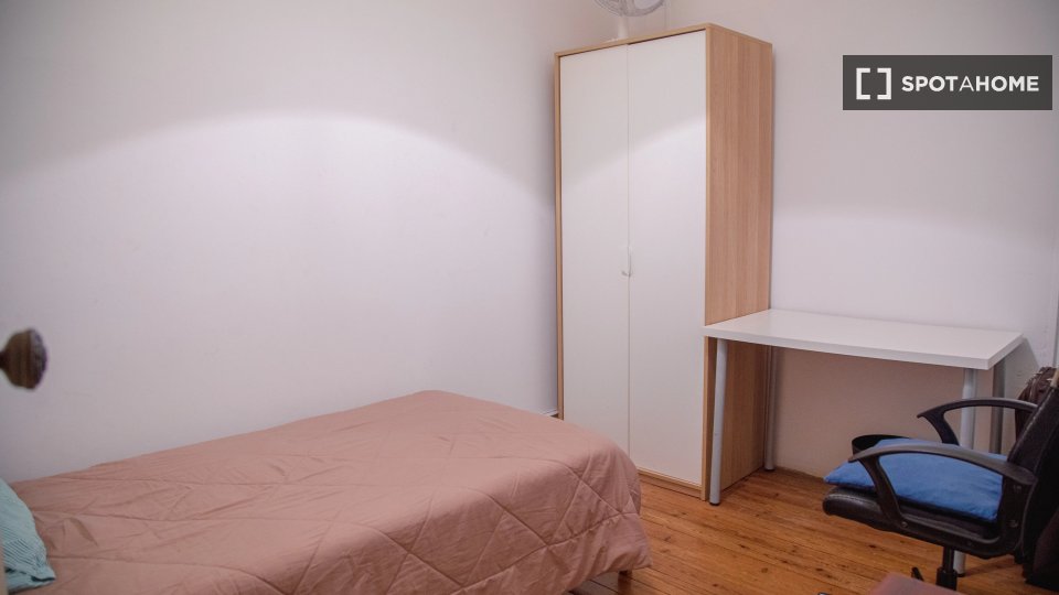 Double room Lisbon, 4 beds — photo 16