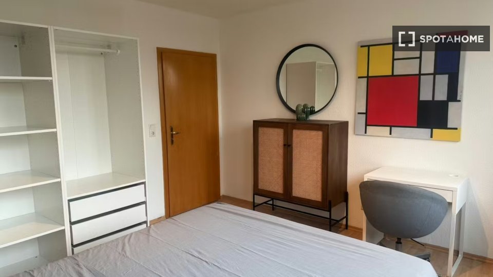 Double room Dusseldorf, 3 beds, 80m² — photo 1