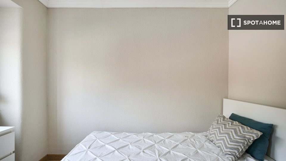 Double room Lisbon, 4 beds — photo 17