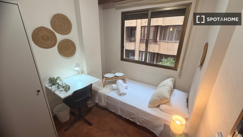 Double room Valencia, 6 beds, 150m² — photo 9