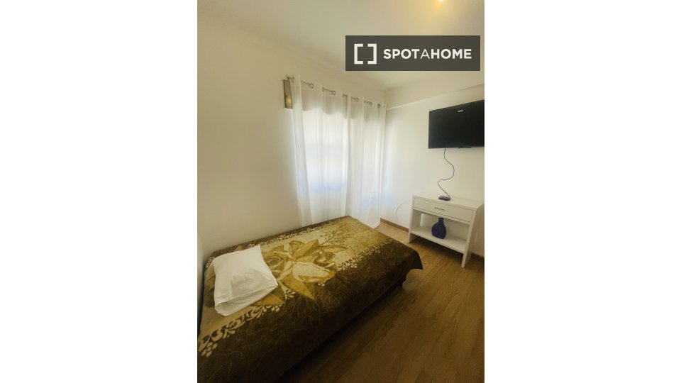 Double room Lisbon, 2 beds — photo 10