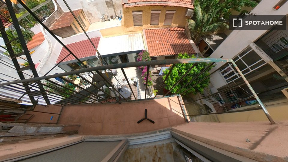 Double room Lisbon, 3 beds, 80m² — photo 13