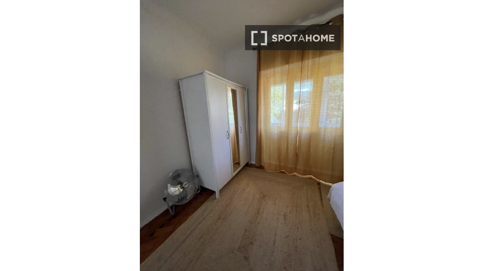 Double room Lisbon, 3 beds, 150m² — photo 8