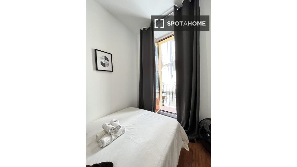 Double room Madrid, 3 beds — photo 11
