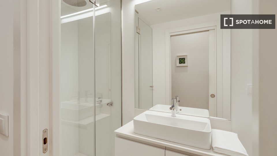 Apartment Lisbon, 1 bed, 65m² — photo 17