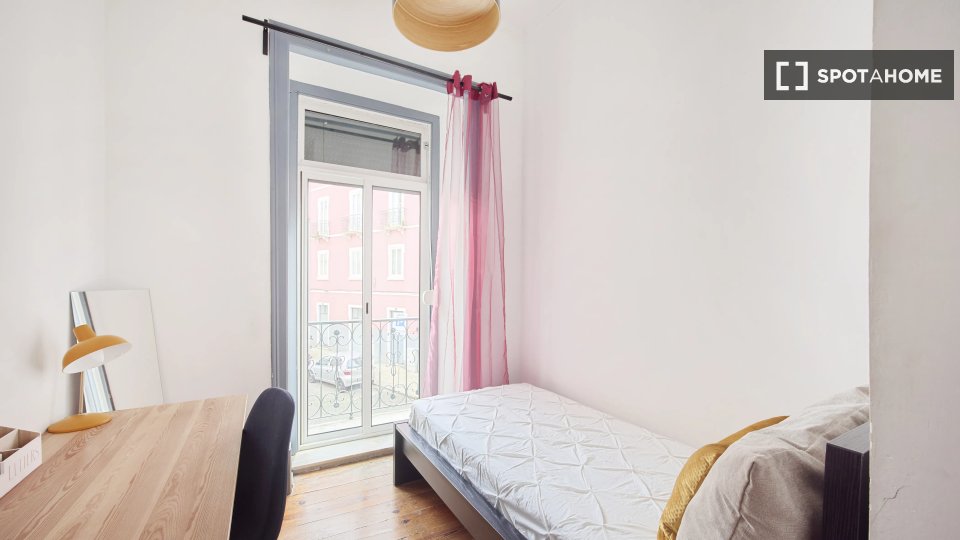 Double room Lisbon, 4 beds — photo 18
