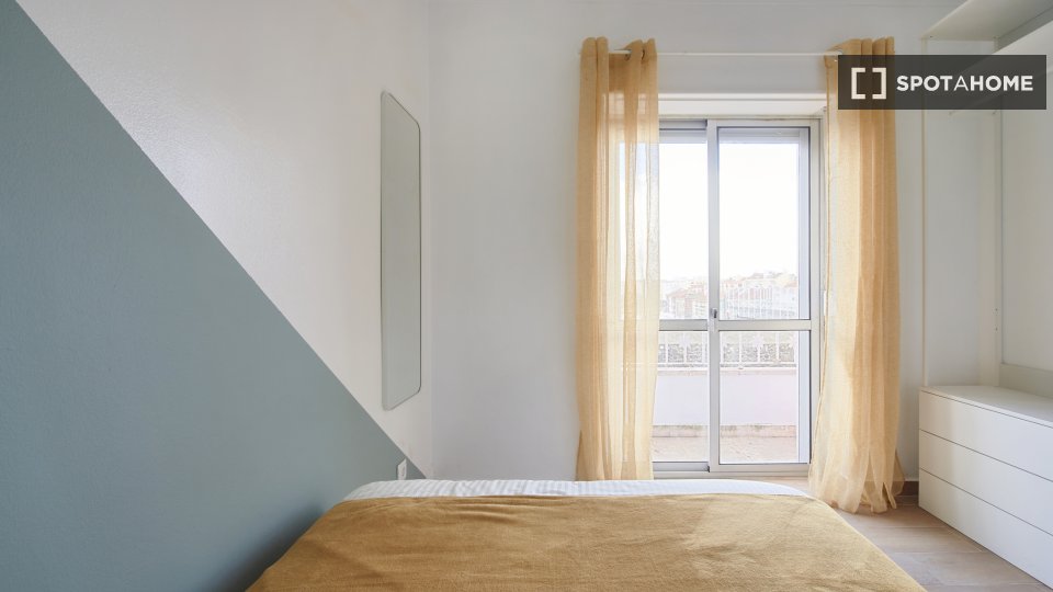 Double room Lisbon, 4 beds — photo 12