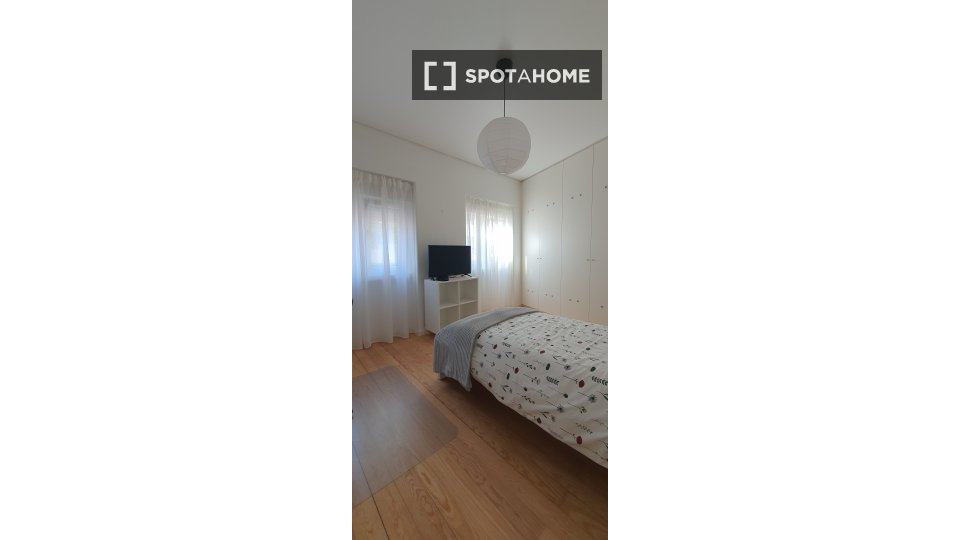 Double room Lisbon, 3 beds, 75m² — photo 19