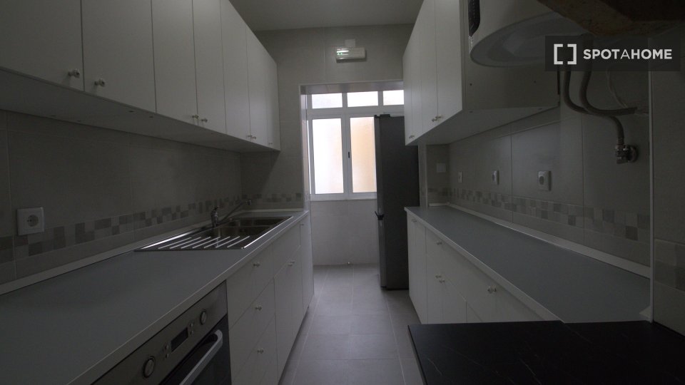 Double room Lisbon, 3 beds, 90m² — photo 14