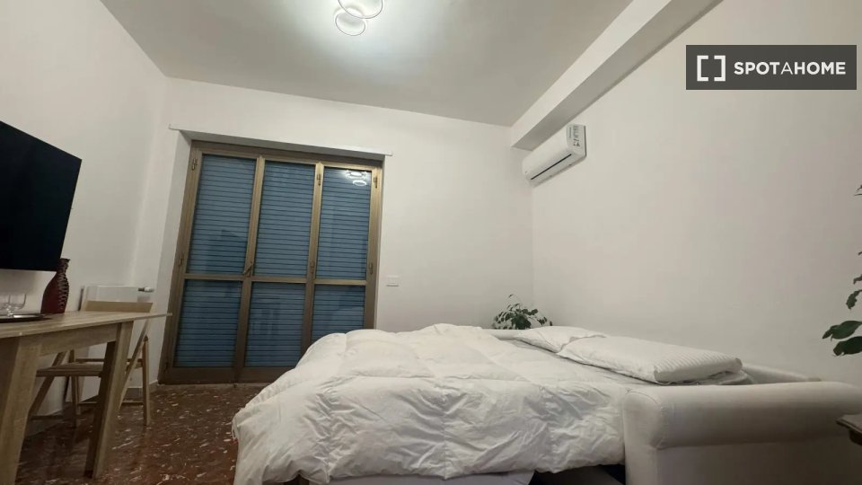 Double room Rome, 3 beds, 80m² — photo 15