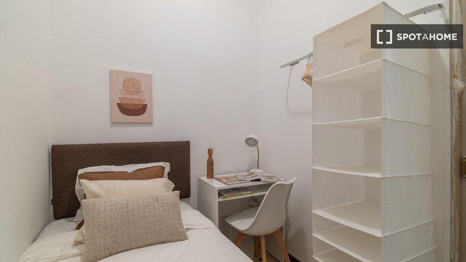 Double room Barcelona, 7 beds, 121m² — photo 3
