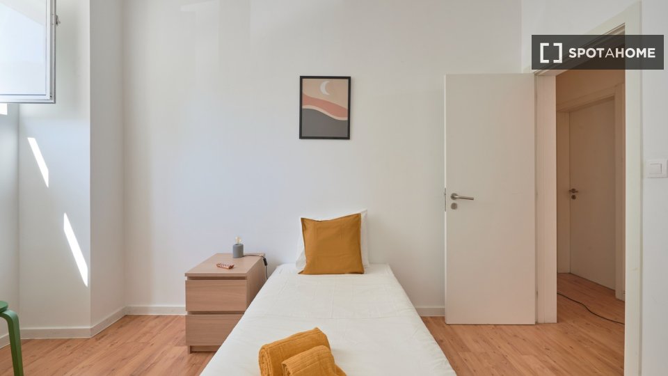 Double room Lisbon, 5 beds — photo 5