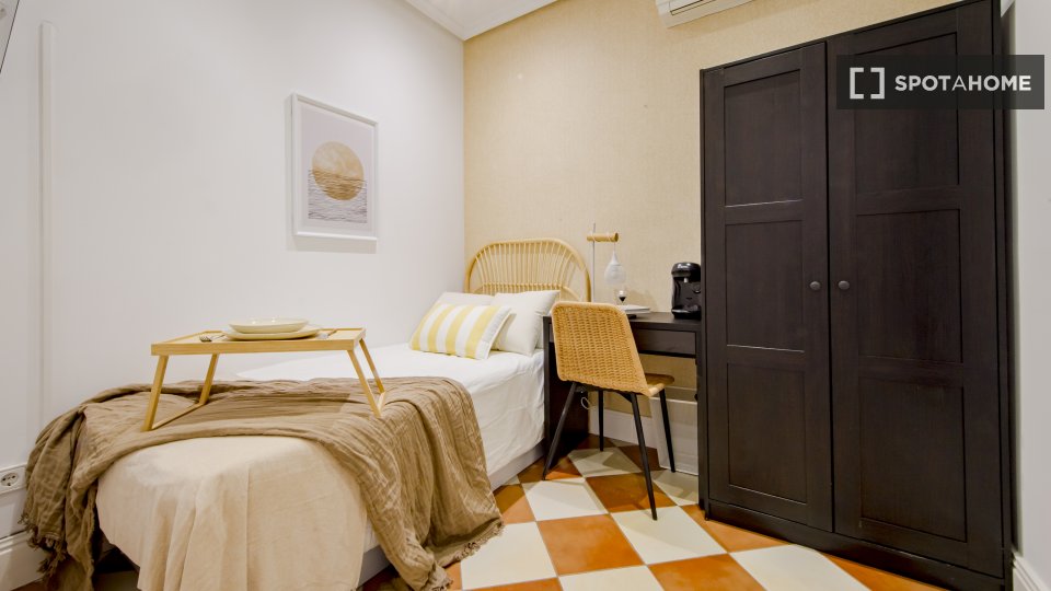 Double room Madrid, 13 beds, 266m² — photo 11