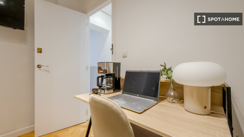 Double room Madrid, 7 beds, 120m² — photo 5