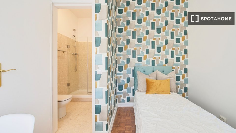 Double room Lisbon, 4 beds — photo 12