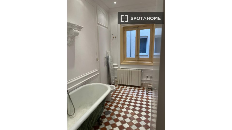 Double room Madrid, 10 beds, 173m² — photo 9