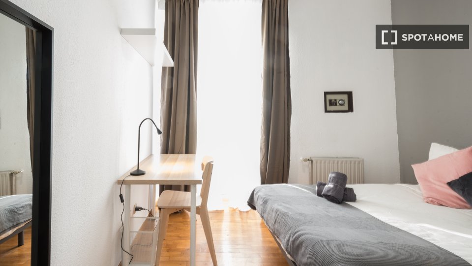 Double room Madrid, 5 beds, 120m² — photo 3