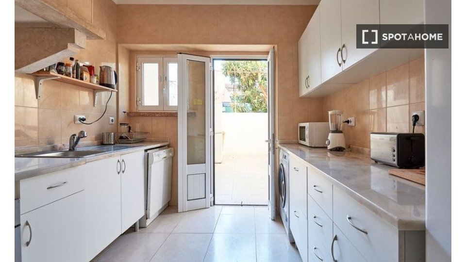 Double room Lisbon, 2 beds — photo 16