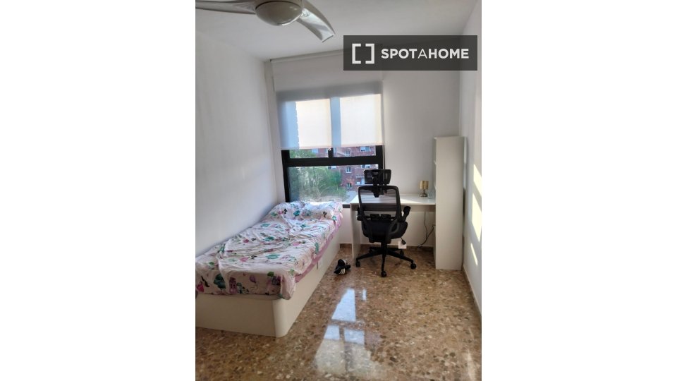 Double room Valencia, 3 beds, 100m² — photo 1