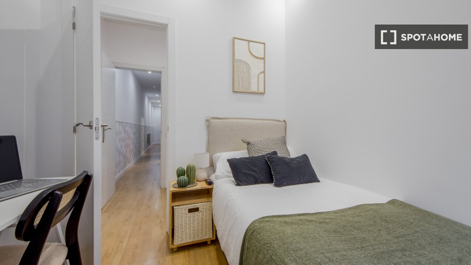 Double room Madrid, 5 beds, 100m² — photo 3