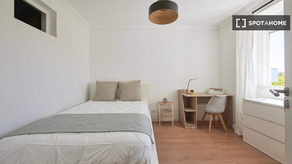 Double room Lisbon, 4 beds — photo 11
