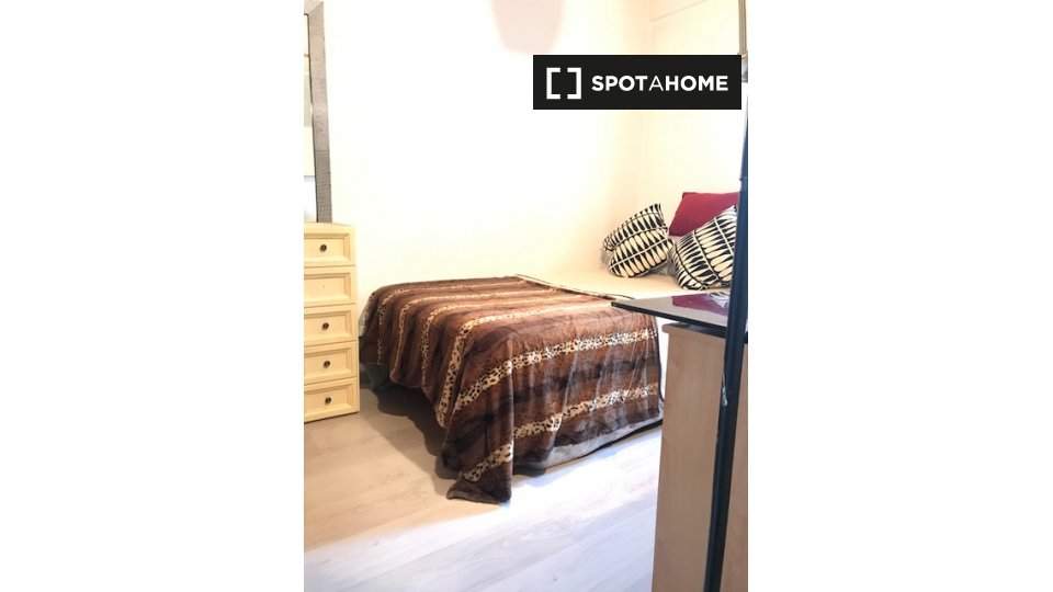 Double room Madrid, 3 beds, 90m² — photo 1