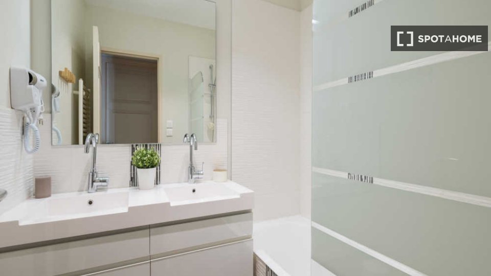 Double room Lyon, 5 beds, 150m² — photo 9