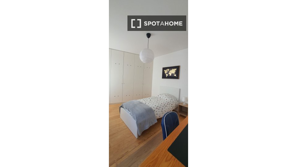 Double room Lisbon, 3 beds, 75m² — photo 7