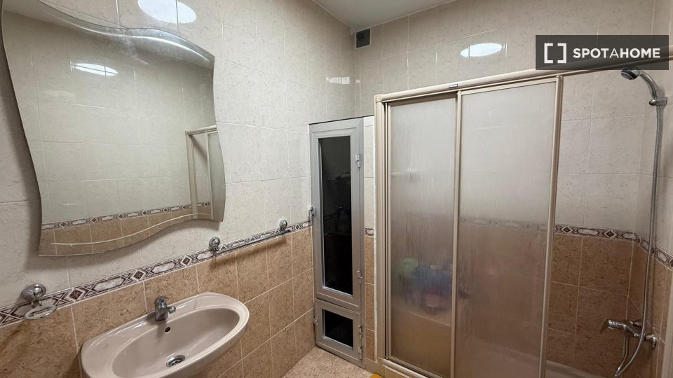 Double room Santa_Cruz_De_Tenerife, 1 bed, 100m² — photo 3