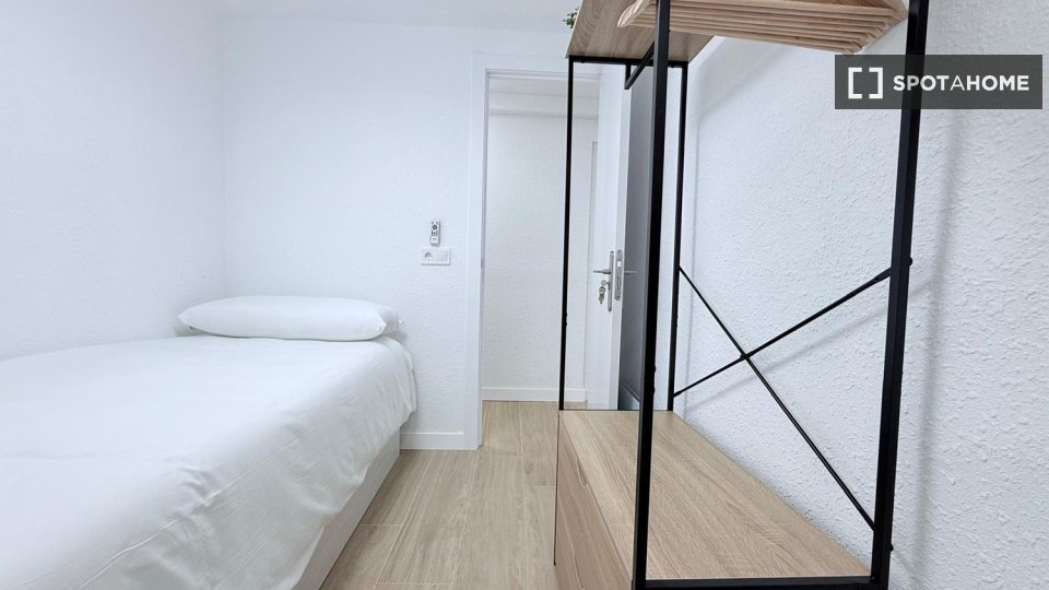 Double room Madrid, 5 beds — photo 5
