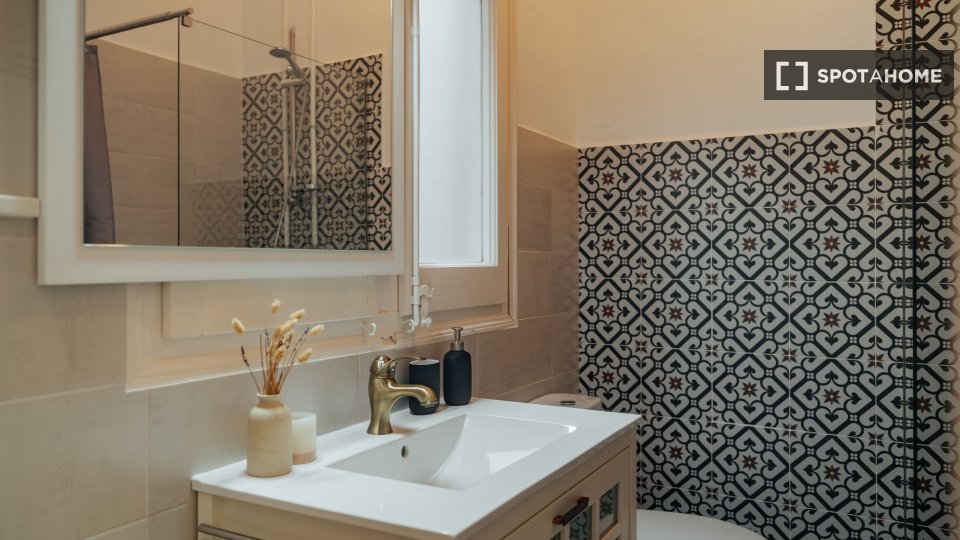 Double room Barcelona, 5 beds, 118m² — photo 24