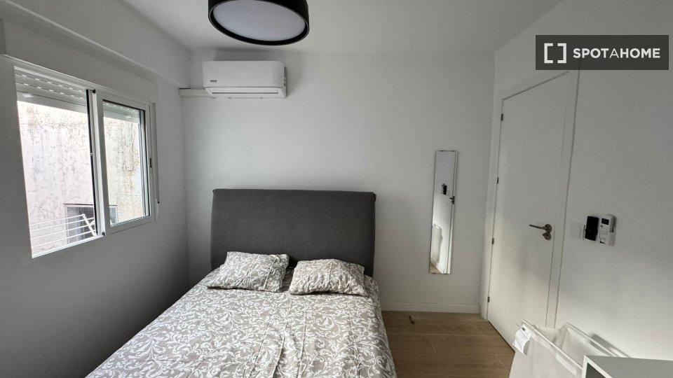 Double room Alicante, 5 beds, 90m² — photo 2