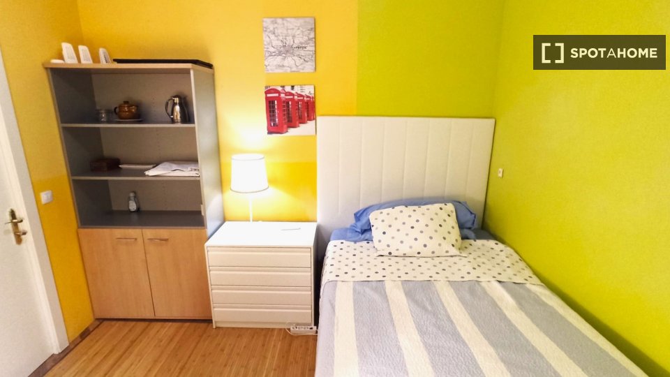 Habitación colorida en apartamento de 5 dormitorios en Salamanca, Madrid