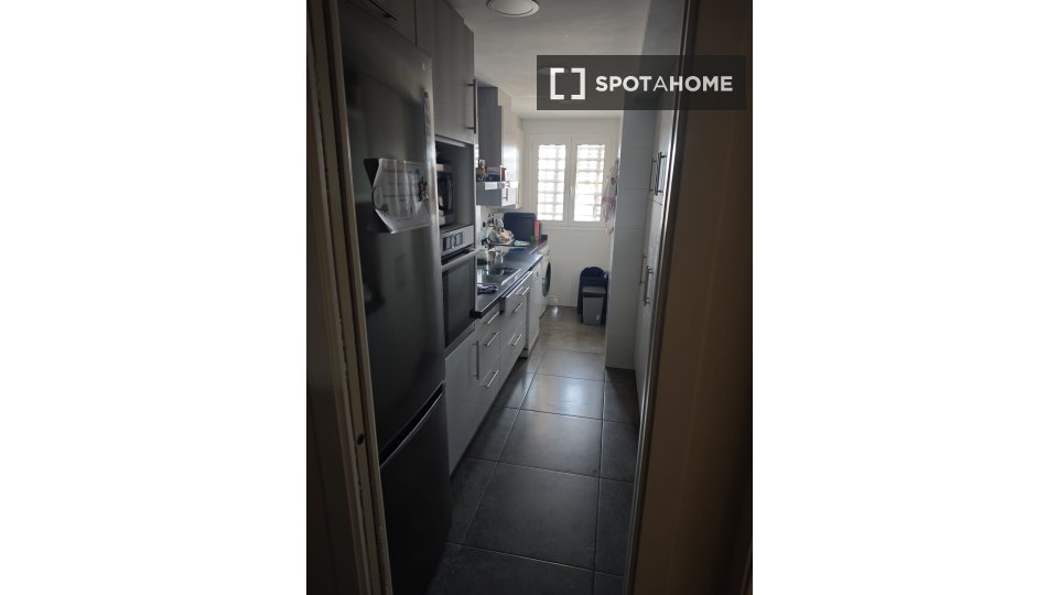 Camera in un appartamento condiviso con 3 camere da letto a Benicalap, Valencia. - en Valencia