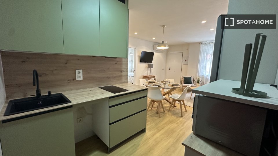 Piso de 2 dormitorios en alquiler en Numancia, Madrid.